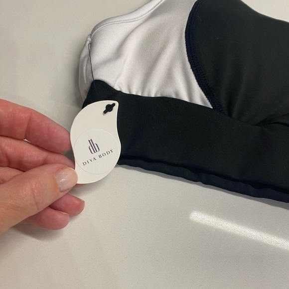 Black and white sports bra padded size small NWT - Picture 7 of 12